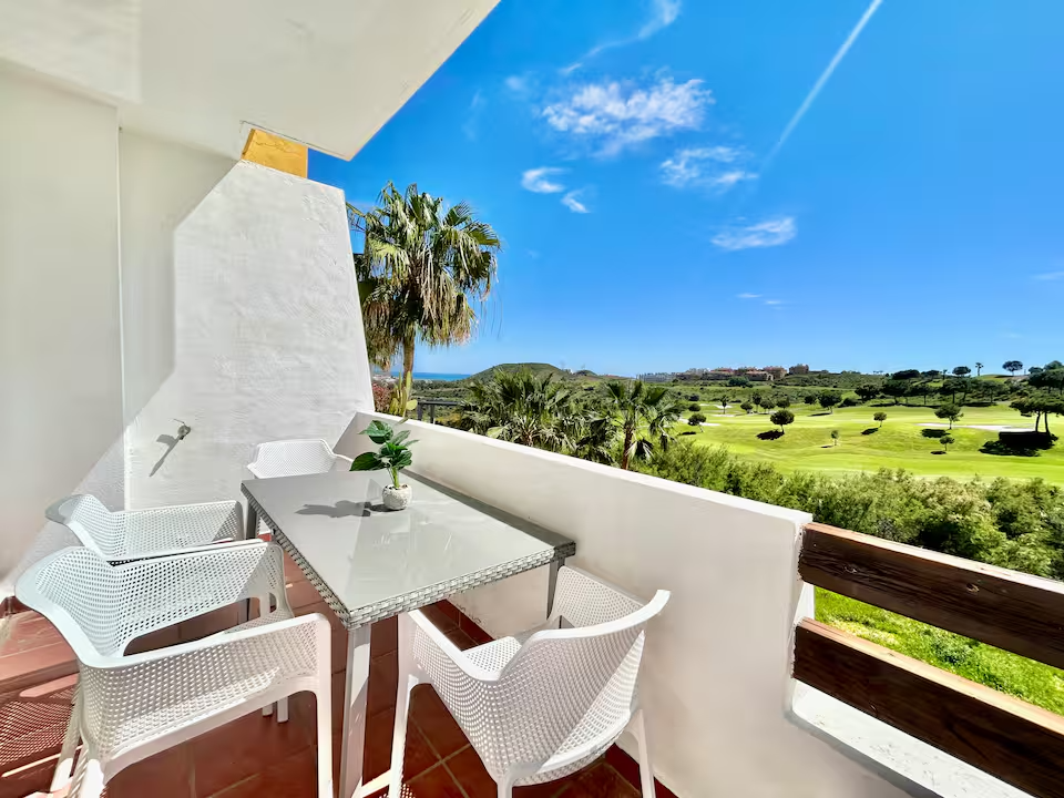 Apartamento vacacional en Calanova Golf, Mijas, con vistas al golf y al mar y parking privado - Gestión Koi Agency, Costa del Sol