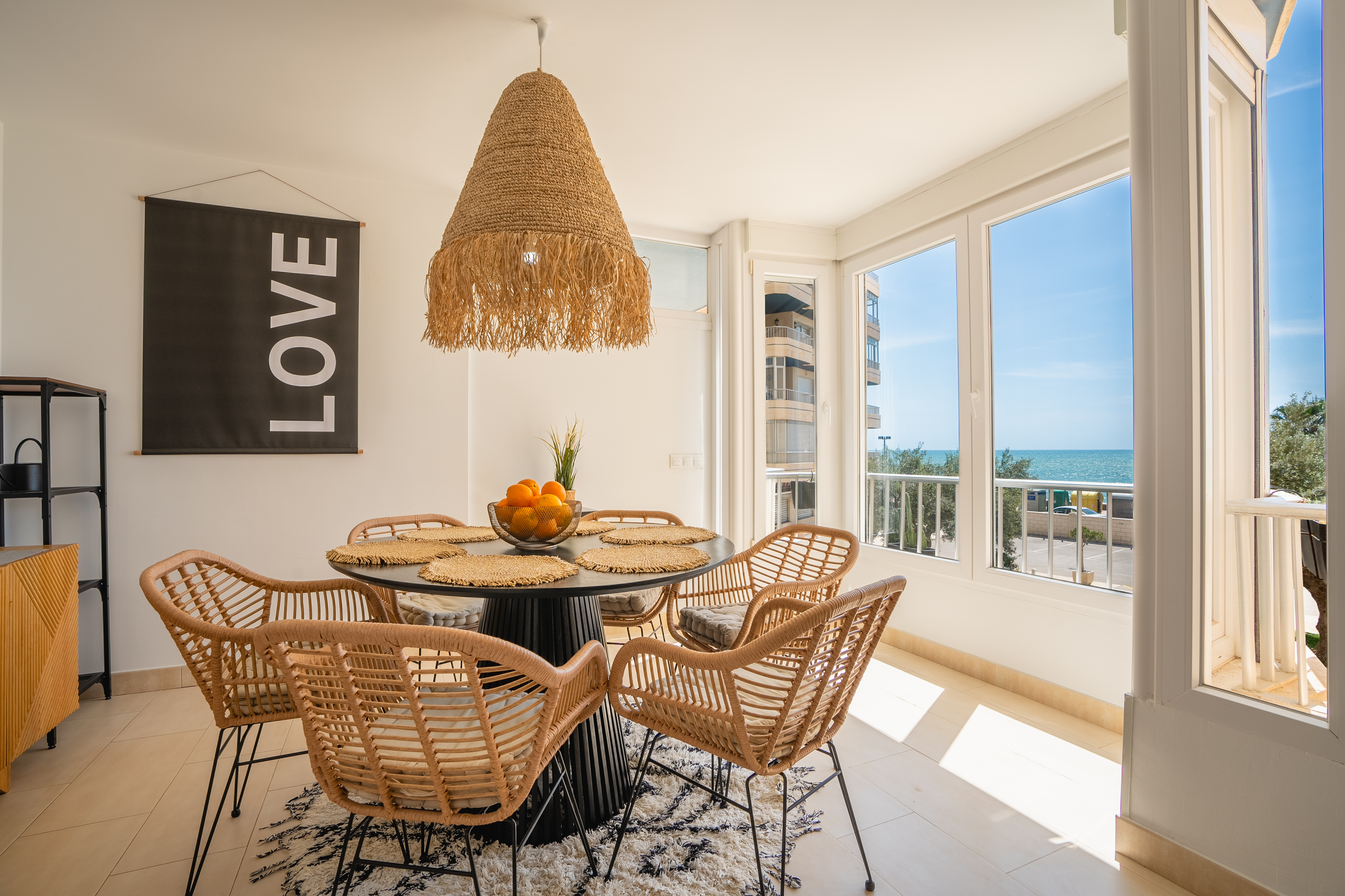 Apartamento vacacional en primera línea de playa en Fuengirola, Costa del Sol - Gestión Koi Agency, gestores de viviendas vacacionales en Benalmádena