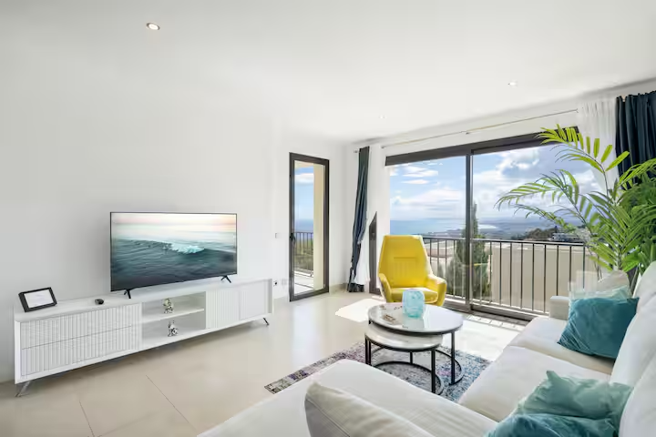 Apartamento vacacional de lujo en Marbella con vistas, piscinas, gimnasio y sauna - Gestión Koi Agency, gestores de viviendas vacacionales en la Costa del Sol
